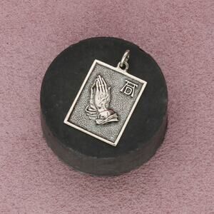 sterling silver vintage serenity prayer hands pendant